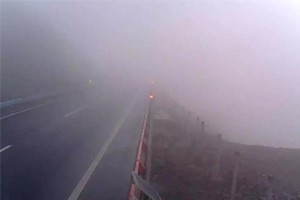 冬日駕車出行遇到團(tuán)霧怎么辦？學(xué)會(huì)這7招或許能保命！