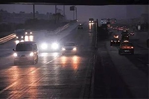 夜間開車?yán)纤緳C(jī)都懂：走灰不走白，見黑停下來！