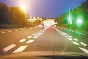 跑高速，遇到這種魚骨狀標線千萬要注意