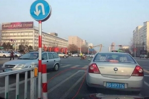 車主請注意！路口不要這樣轉彎，一旦被發(fā)現(xiàn)，扣8分罰500元